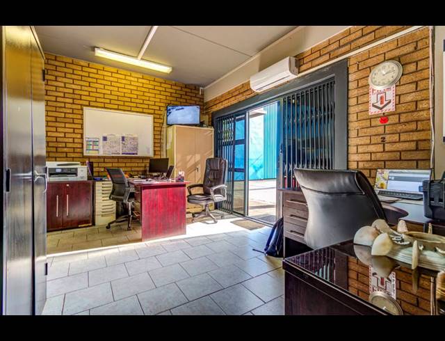 3,400M² BUILDING FOR SALE IN VULCANIA